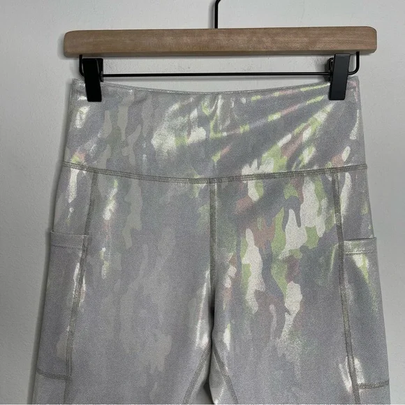 ZYIA Silver Camo Metallic Pocket Light n Tight Hi-Rise Capri 20" Leggings Sz M - Picture 6 of 16